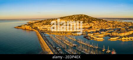 Panorama aérien du port de Sète au lever du soleil dans l'Hérault en Occitanie, France Banque D'Images