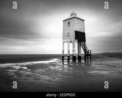 Le phare de Low sur la plage de Burnham-on-Sea surplombe la baie de Bridgwater dans le canal de Bristol, Somerset, Angleterre. Banque D'Images