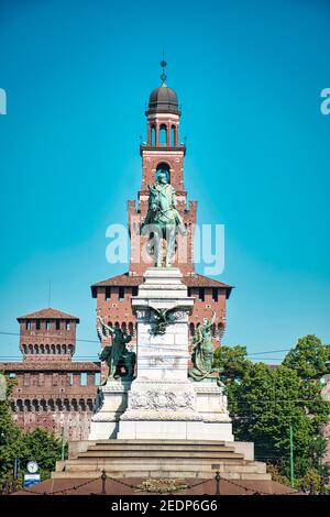 Milan, Italie, 08.29.2020 UN monument géant Giuseppe Garibaldi, Monumento a Giuseppe Garibaldi en face du château Sforza, Castello Sforzesco à Milan Banque D'Images