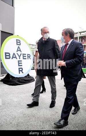 Wuppertal, Allemagne. 15 février 2021. Armin Laschet (r, CDU), Ministre Président de la Rhénanie-du-Nord-Westphalie, et Werner Baumann, Président du Conseil d'Administration de la société pharmaceutique allemande Bayer AG, après leur visite sur le futur site de production du vaccin Corona CVnCoV de CureVac à l'usine Bayer AG. La production du vaccin CureVac se déroulera, entre autres, au centre de biotechnologie de Bayer à Wuppertal. Credit: Sascha Steinbach/EPA POOL/dpa/Alay Live News Banque D'Images