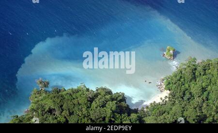Vue aérienne d'une plage immaculée par drone. Banque D'Images