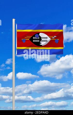 Drapeau du Swaziland contre ciel bleu nuageux, Swaziland Banque D'Images