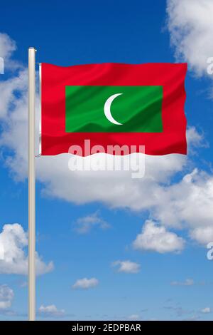 Drapeau des Maldives contre ciel bleu nuageux, Maldives Banque D'Images
