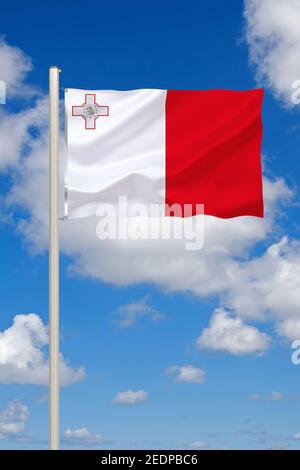 Drapeau de Malte contre ciel bleu nuageux, Malte Banque D'Images