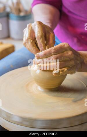 Femelle potter façonnant un vase d'argile dans un atelier de poterie , Allemagne Banque D'Images