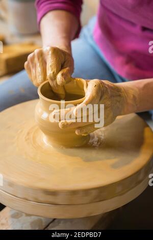 Femelle potter façonnant un vase d'argile dans un atelier de poterie , Allemagne Banque D'Images