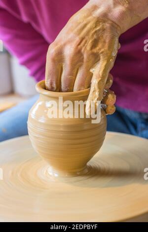 Femelle potter façonnant un vase d'argile dans un atelier de poterie , Allemagne Banque D'Images