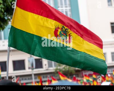 Un drapeau vole dans le vent lors des manifestations en Bolivie le 10 novembre 2019. Banque D'Images