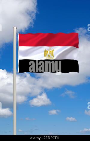 Drapeau de l'Égypte contre ciel bleu ciel nuageux, Égypte Banque D'Images