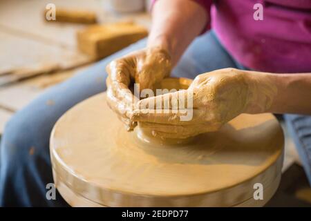 Femelle potter façonnant un vase d'argile dans un atelier de poterie , Allemagne Banque D'Images