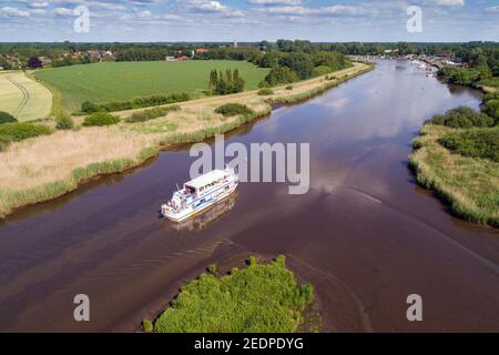 Bateau d'excursion sur la rivière Leda près de Barssel, Allemagne, Basse-Saxe, Oldenburger Muensterland, Barssel Banque D'Images