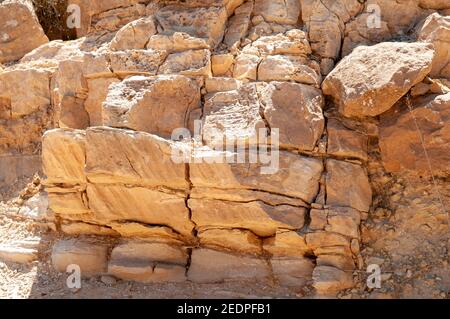Rock Strata a photographié à Makhtesh Ramon un élément géologique du désert du Néguev d'Israël. Situé au sommet du Mont Negev, le larg du monde Banque D'Images