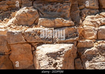 Rock Strata a photographié à Makhtesh Ramon un élément géologique du désert du Néguev d'Israël. Situé au sommet du Mont Negev, le larg du monde Banque D'Images