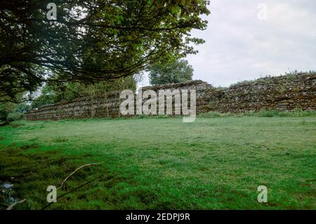 Ruines des murs de la ville romaine Calleva Atrebatum à Silchester, Hamphir, Angleterre. Numérisation d'archivage à partir d'une lame. Août 1971. Banque D'Images