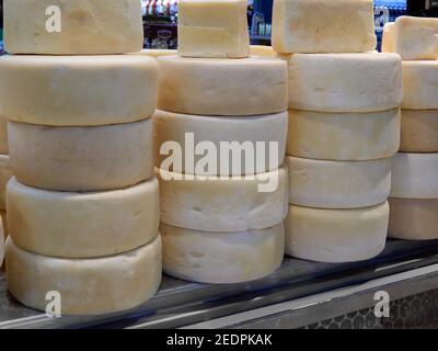 Canastra Cheese sur l'étagère d'un magasin dans le marché central de Belo Horizonte, Minas Gerais, Brésil. Banque D'Images