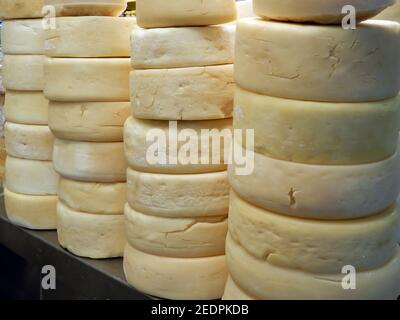 Canastra Cheese sur l'étagère d'un magasin dans le marché central de Belo Horizonte, Minas Gerais, Brésil. Banque D'Images