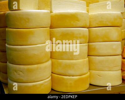 Canastra Cheese sur l'étagère d'un magasin dans le marché central de Belo Horizonte, Minas Gerais, Brésil. Banque D'Images