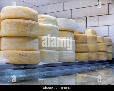 Canastra Cheese sur l'étagère d'un magasin dans le marché central de Belo Horizonte, Minas Gerais, Brésil. Banque D'Images