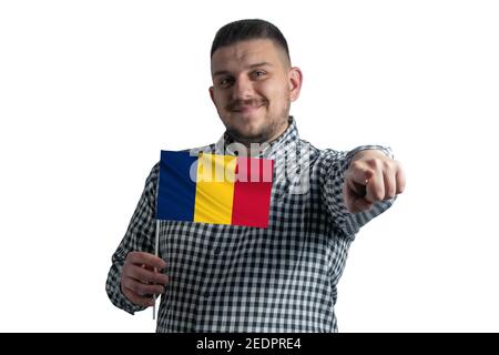 Homme blanc tenant un drapeau du Tchad et pointe en avant devant lui isolé sur un fond blanc. Banque D'Images