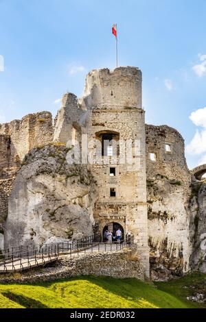 Podzamcze, Pologne - 25 août 2020 : murs et tours de défense du château médiéval d'Ogrodzieniec, qui fait partie du sentier des nids d'Eagles en Silésie Banque D'Images