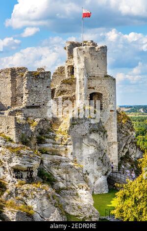 Podzamcze, Pologne - 25 août 2020 : murs et tours de défense du château médiéval d'Ogrodzieniec, qui fait partie du sentier des nids d'Eagles en Silésie Banque D'Images