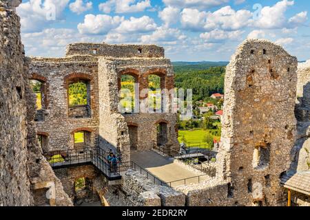 Podzamcze, Pologne - 25 août 2020 : murs et tours de défense du château médiéval d'Ogrodzieniec, qui fait partie du sentier des nids d'Eagles en Silésie Banque D'Images