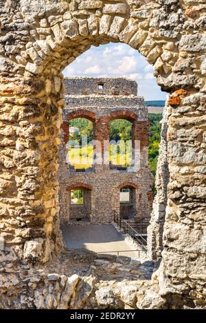 Podzamcze, Pologne - 25 août 2020 : détails des murs de défense du château médiéval d'Ogrodzieniec, qui fait partie du sentier des nids d'aigles en Silésie Banque D'Images