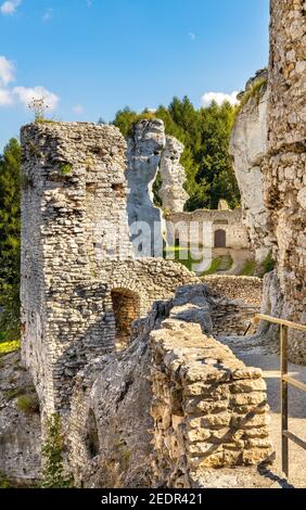 Podzamcze, Pologne - 25 août 2020 : détails des murs de défense du château médiéval d'Ogrodzieniec, qui fait partie du sentier des nids d'aigles en Silésie Banque D'Images