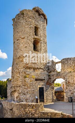 Podzamcze, Pologne - 25 août 2020 : bagnet et tour de prison du château médiéval d'Ogrodzieniec, qui fait partie du sentier des nids d'aigles en Silésie Banque D'Images