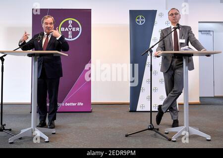 Wuppertal, Allemagne. 15 février 2021. Armin Laschet (l, CDU), Ministre Président de la Rhénanie-du-Nord-Westphalie, et Werner Baumann, Président du Conseil d'Administration de la société pharmaceutique allemande Bayer AG, lors d'une conférence de presse après leur visite du futur site de production du vaccin Corona CVnCoV de CureVac à l'usine Bayer AG. La production du vaccin CureVac doit se faire entre autres au centre de biotechnologie de Bayer à Wuppertal. Credit: Sascha Steinbach/EPA POOL/dpa/Alay Live News Banque D'Images