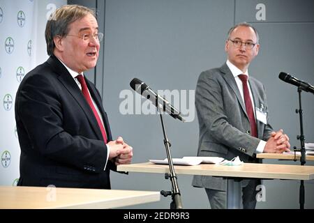 Wuppertal, Allemagne. 15 février 2021. Armin Laschet (l, CDU), Ministre Président de la Rhénanie-du-Nord-Westphalie, et Werner Baumann, Président du Conseil d'Administration de la société pharmaceutique allemande Bayer AG, lors d'une conférence de presse après leur visite du futur site de production du vaccin Corona CVnCoV de CureVac à l'usine Bayer AG. La production du vaccin CureVac doit se faire entre autres au centre de biotechnologie de Bayer à Wuppertal. Credit: Sascha Steinbach/EPA POOL/dpa/Alay Live News Banque D'Images