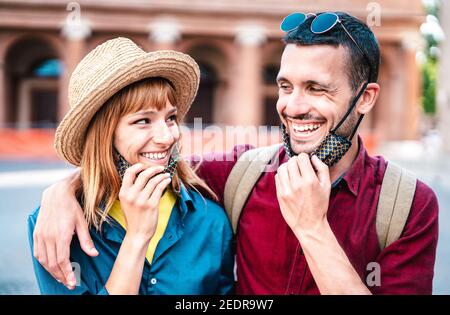 Joyeux couple de voyage souriant avec masque ouvert - Nouveau concept de style de vie normal avec les jeunes sur l'humeur positive après réouverture du verrouillage Banque D'Images