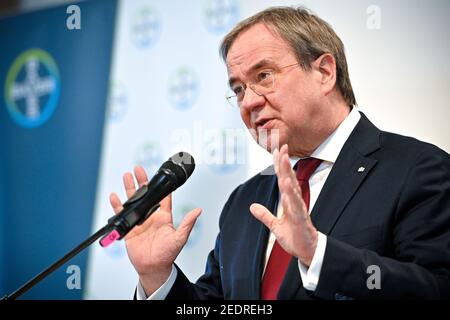 Wuppertal, Allemagne. 15 février 2021. Armin Laschet (CDU), Ministre Président de la Rhénanie-du-Nord-Westphalie, prend la parole lors d'une conférence de presse après avoir visité le futur site de production du vaccin Corona CVnCoV de CureVac sur le site Bayer AG. La production du vaccin CureVac doit se faire entre autres au centre de biotechnologie de Bayer à Wuppertal. Credit: Sascha Steinbach/EPA POOL/dpa/Alay Live News Banque D'Images