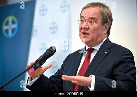 Wuppertal, Allemagne. 15 février 2021. Armin Laschet (CDU), Ministre Président de la Rhénanie-du-Nord-Westphalie, prend la parole lors d'une conférence de presse après avoir visité le futur site de production du vaccin Corona CVnCoV de CureVac sur le site Bayer AG. La production du vaccin CureVac doit se faire entre autres au centre de biotechnologie de Bayer à Wuppertal. Credit: Sascha Steinbach/EPA POOL/dpa/Alay Live News Banque D'Images