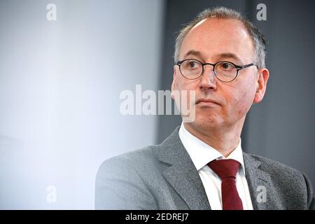 Wuppertal, Allemagne. 15 février 2021. Werner Baumann, Président du Conseil d'Administration de la société pharmaceutique allemande Bayer AG, lors d'une conférence de presse à la suite d'une visite du futur site de production du vaccin Corona CVnCoV de CureVac sur le site Bayer AG. La production du vaccin CureVac se déroulera, entre autres, au centre de biotechnologie de Bayer à Wuppertal. Credit: Sascha Steinbach/EPA POOL/dpa/Alay Live News Banque D'Images