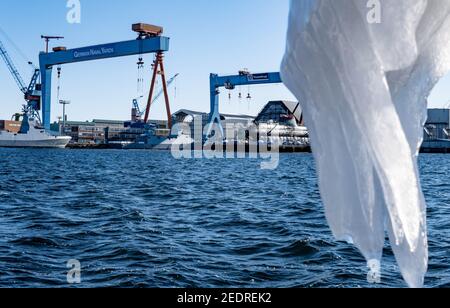 Kiel, Allemagne. 12 février 2021. Les glaces pendent d'une jetée près du chantier naval allemand. Le chantier naval de Kiel veut faire partie d'un bon quart de son personnel. Credit: Axel Heimken/dpa/Alay Live News Banque D'Images