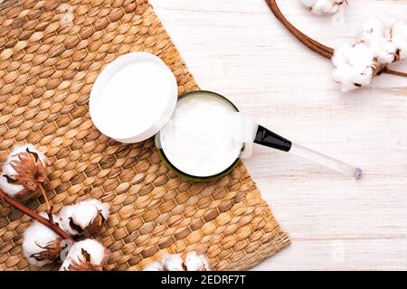 Crème hydratante de beauté ou masque de peau dans un pot Banque D'Images