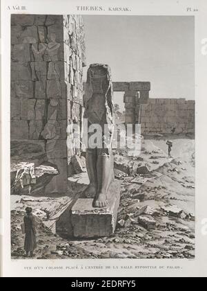 Thèbes. Karnak. Vue d'un colosse placé à l'entrée de la salle hypostyle du palais Banque D'Images