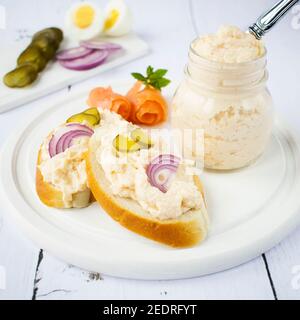 Pâte fraîche pour sandwichs au saumon fumé. Un petit déjeuner sain avec des acides oméga. Banque D'Images