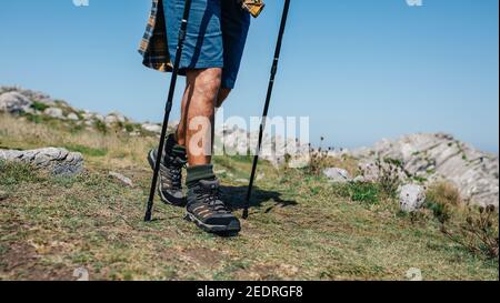 Homme senior pratiquant la randonnée en plein air Banque D'Images