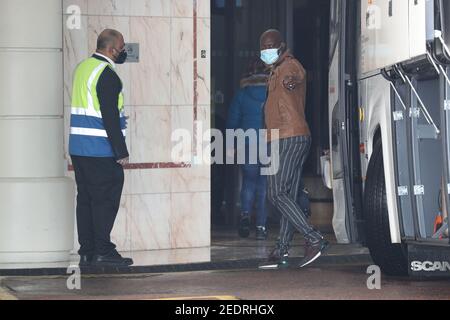Les passagers arrivent à l'hôtel Radisson Blu Edwardian, près de l'aéroport de Heathrow, Londres, où ils resteront pendant une période de quarantaine de 10 jours après leur retour en Angleterre depuis l'un des 33 pays de la « liste ». Les nouvelles réglementations en vigueur exigent que quiconque se trouve dans un endroit à haut risque entre en Angleterre par l'intermédiaire d'un port désigné et ait réservé un forfait pour rester dans l'un des établissements de quarantaine gérés par le gouvernement. Date de la photo: Lundi 15 février 2021. Banque D'Images