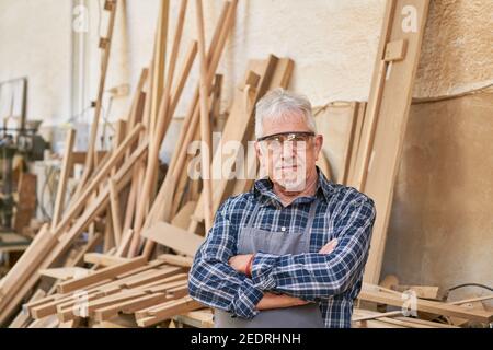 Artisan principal comme un constructeur et fier patron dans son atelier de menuiserie Banque D'Images