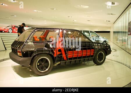 Voiture avec les côtés pris pour voir l'intérieur au musée Porsche à Stutgart, Allemagne. Banque D'Images