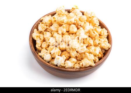 Pop-corn au caramel dans un bol en bois isolé sur fond blanc. Vue latérale, gros plan. Banque D'Images