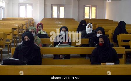 Srinagar, 15 février 2021. Les élèves s'assoient dans une salle de classe. Les collèges ont été fermés en raison du coronavirus. Après 12 mois, les collèges ont rouvert. Banque D'Images