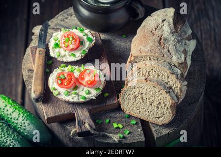 Sandwich maison avec fromage de fromage et tomates sur bois Banque D'Images