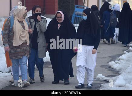 Srinagar, 15 février 2021. Les élèves s'assoient dans une salle de classe. Les collèges ont été fermés en raison du coronavirus. Après 12 mois, les collèges ont rouvert. Banque D'Images