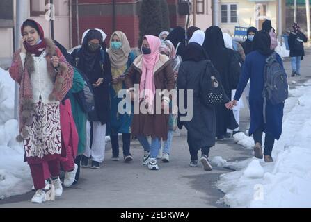 Srinagar, 15 février 2021. Les élèves entrent en classe. Les collèges ont été fermés en raison du coronavirus. Après 12 mois, les collèges ont rouvert. Crédit : CIC de la majorité mondiale/Alamy Live News Banque D'Images