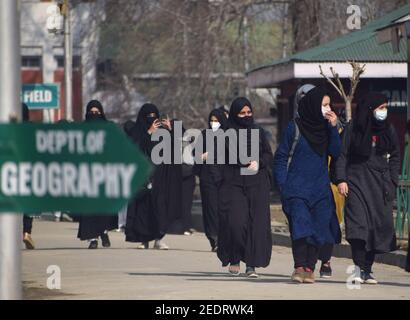 Srinagar, 15 février 2021. Les élèves entrent en classe. Les collèges ont été fermés en raison du coronavirus. Après 12 mois, les collèges ont rouvert. Crédit : CIC de la majorité mondiale/Alamy Live News Banque D'Images