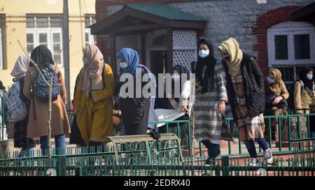 Srinagar, 15 février 2021. Les élèves entrent en classe. Les collèges ont été fermés en raison du coronavirus. Après 12 mois, les collèges ont rouvert. Banque D'Images